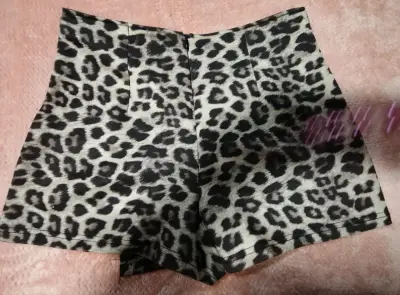 Falda corta con estampado animal print - miniatura 3