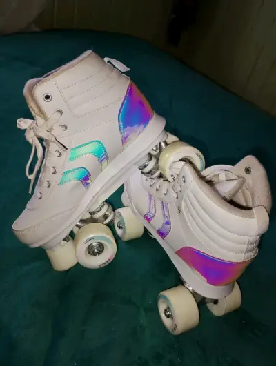 Patines de Cuatro Ruedas Blancos con Detalles Iridiscentes - miniatura 1