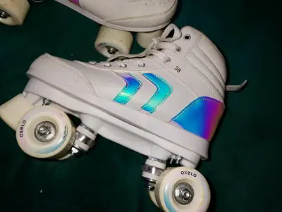 Patines de Cuatro Ruedas Blancos con Detalles Iridiscentes - miniatura 2