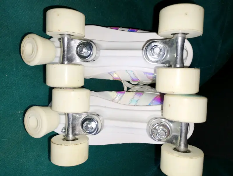 Patines de Cuatro Ruedas Blancos con Detalles Iridiscentes - 3
