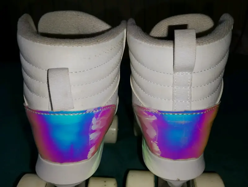 Patines de Cuatro Ruedas Blancos con Detalles Iridiscentes - 4