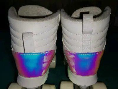 Patines de Cuatro Ruedas Blancos con Detalles Iridiscentes - miniatura 4