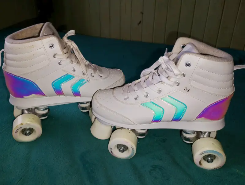 Patines de Cuatro Ruedas Blancos con Detalles Iridiscentes - 5