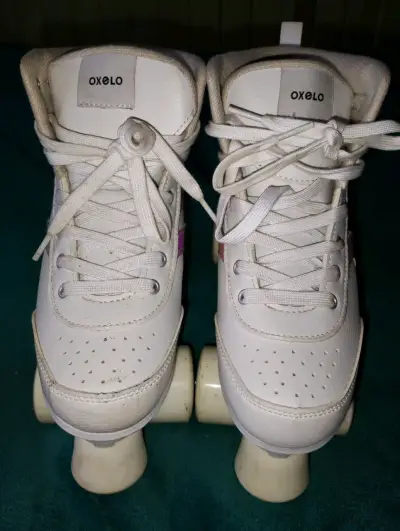 Patines de Cuatro Ruedas Blancos con Detalles Iridiscentes - miniatura 6