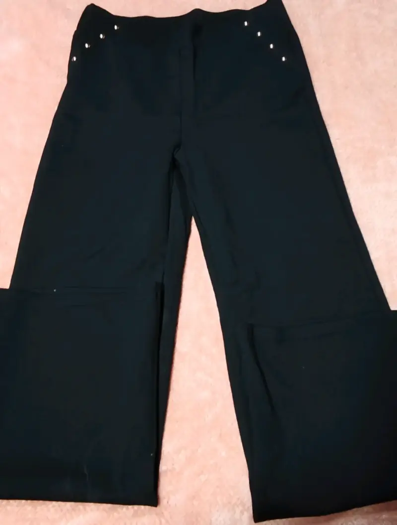 Pantalones negros con detalles dorados talla M - 1