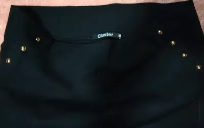 Pantalones negros con detalles dorados talla M - miniatura 4