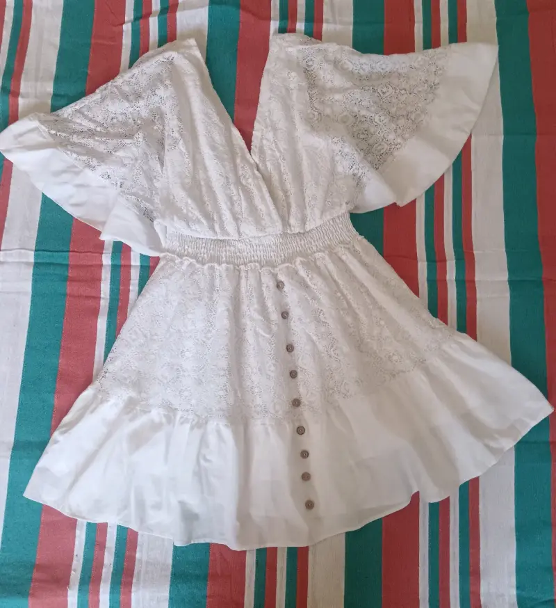 Vestido blanco de encaje con botones decorativos - 2
