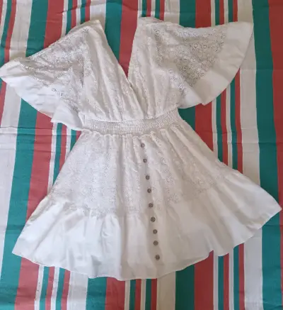 Vestido blanco de encaje con botones decorativos - miniatura 2