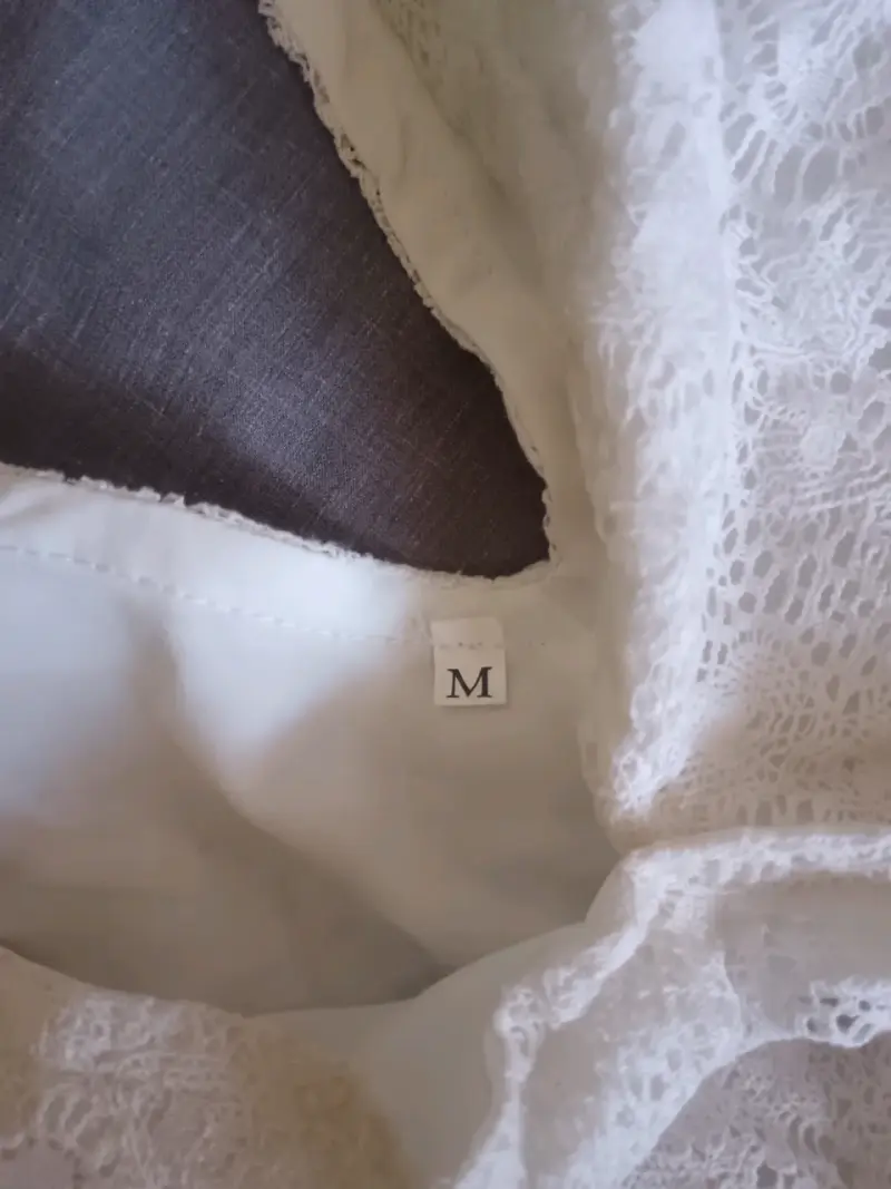Vestido blanco de encaje con botones decorativos - 3