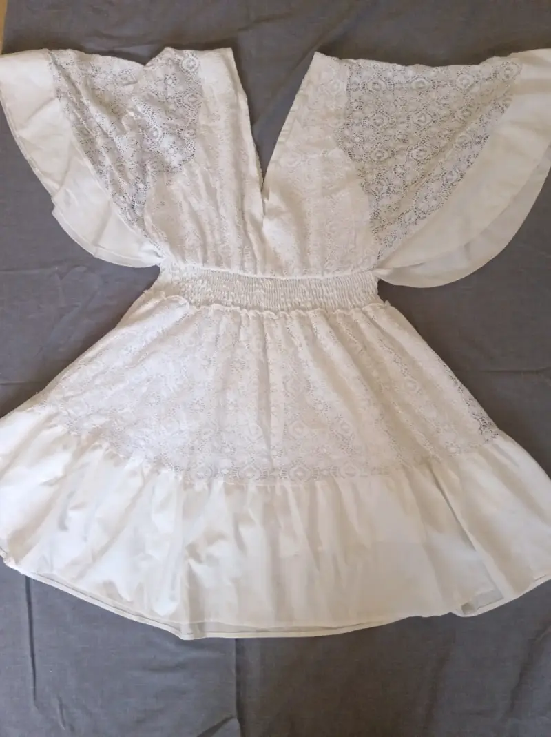 Vestido blanco de encaje con botones decorativos - 4
