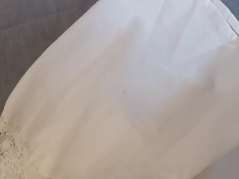 Vestido blanco de encaje con botones decorativos - 5
