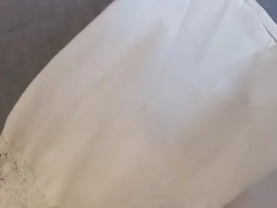 Vestido blanco de encaje con botones decorativos - miniatura 5