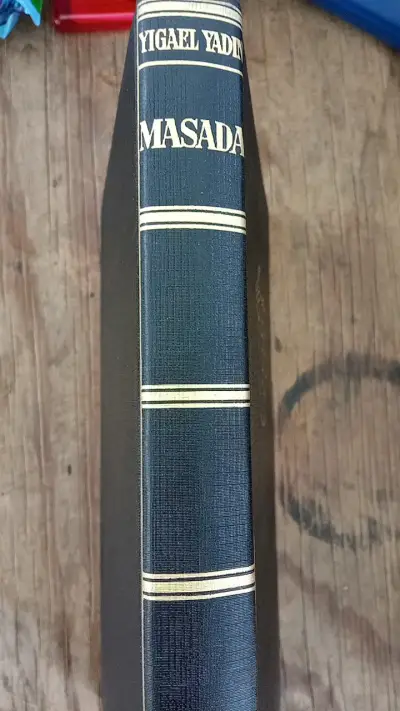 Libro 'Masada' de Yigael Yadin sobre arqueología - miniatura 3