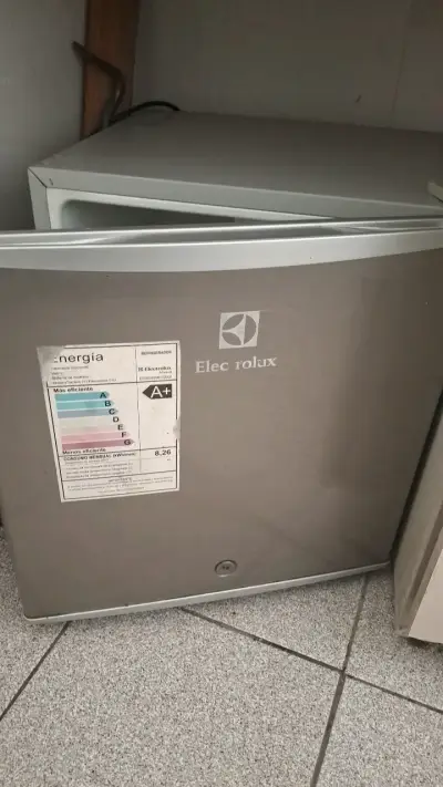 Mini refrigerador Electrolux gris eficiente - miniatura 1
