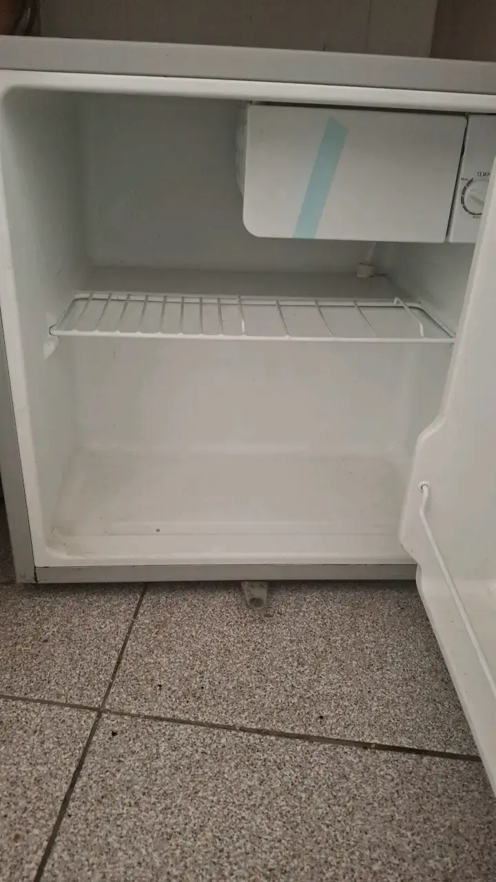 Mini refrigerador Electrolux gris eficiente - 2