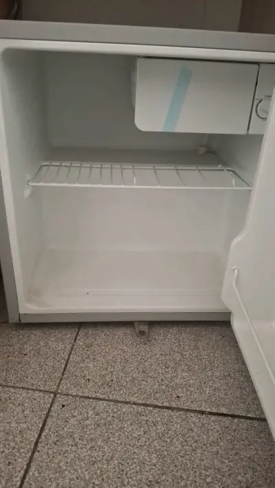 Mini refrigerador Electrolux gris eficiente - miniatura 2