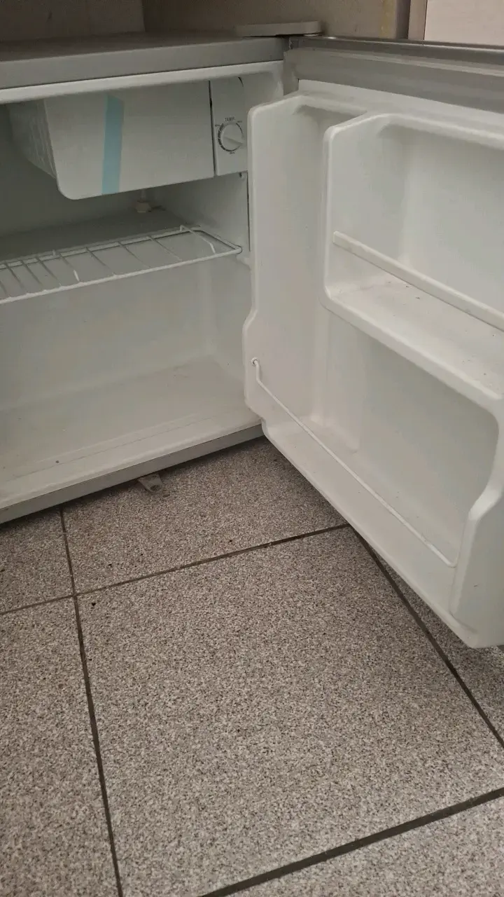 Mini refrigerador Electrolux gris eficiente - 3