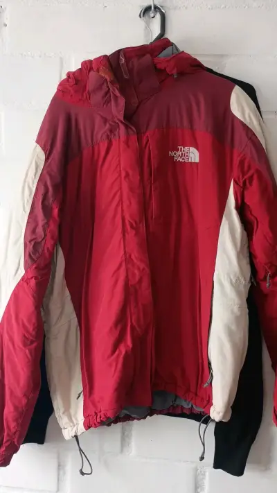 Chaqueta The North Face roja impermeable - miniatura 1