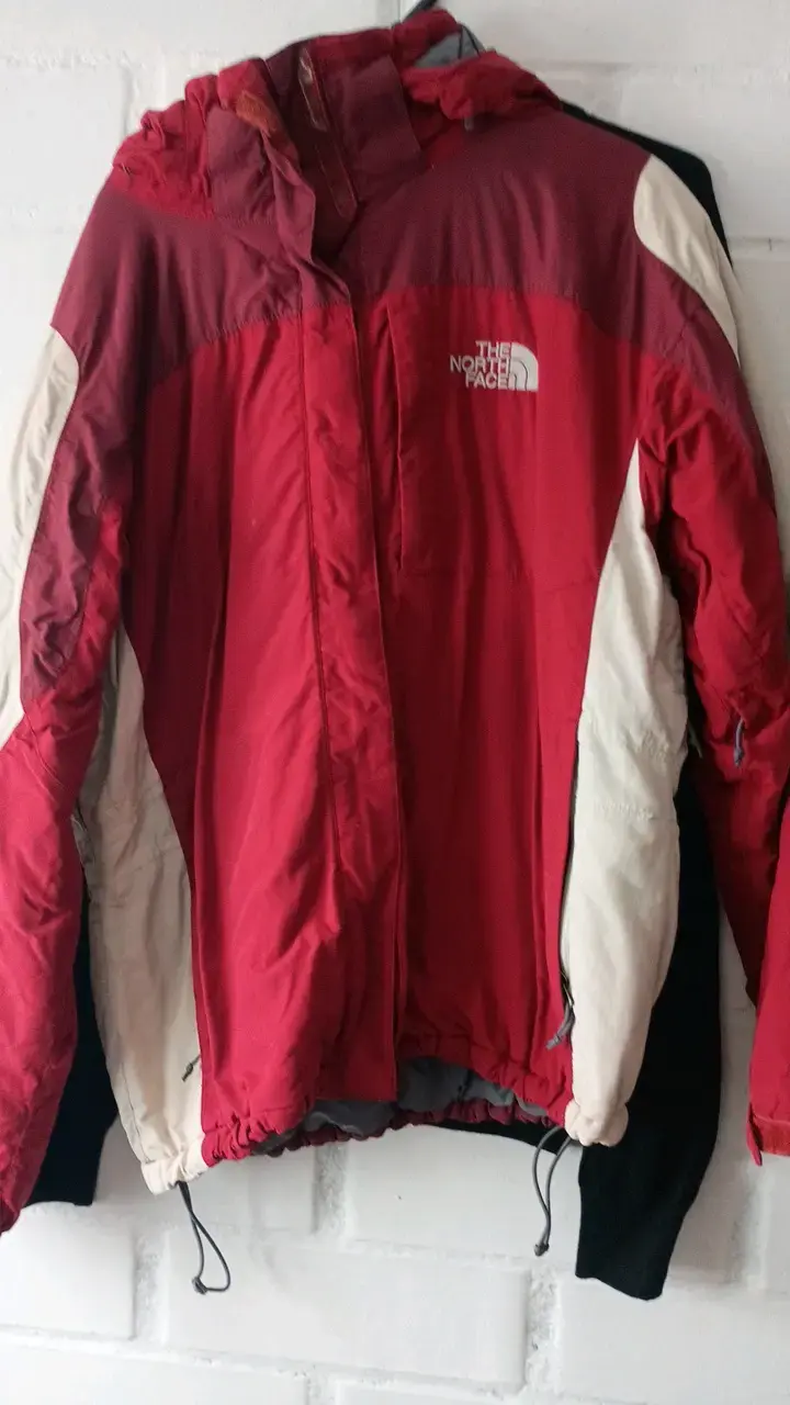 Chaqueta The North Face roja impermeable - 2