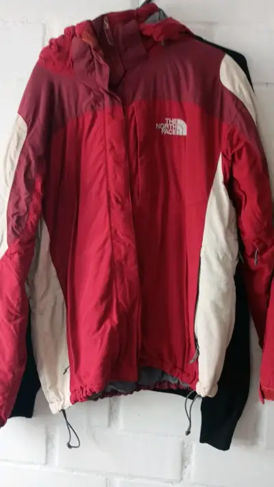 Chaqueta The North Face roja impermeable - miniatura 2