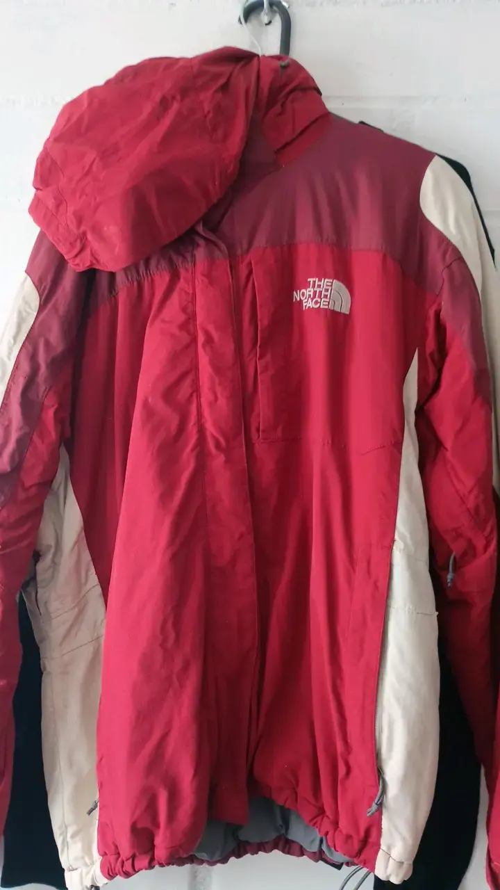 Chaqueta The North Face roja impermeable - 3