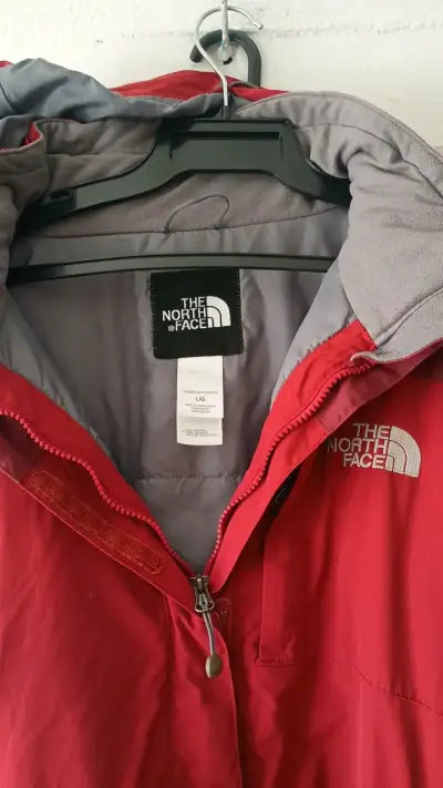 Chaqueta The North Face roja impermeable - miniatura 4