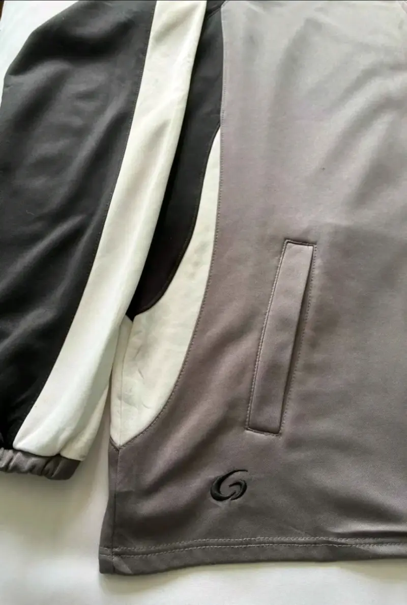 Chaqueta deportiva gris y negra Soul Mates - 2