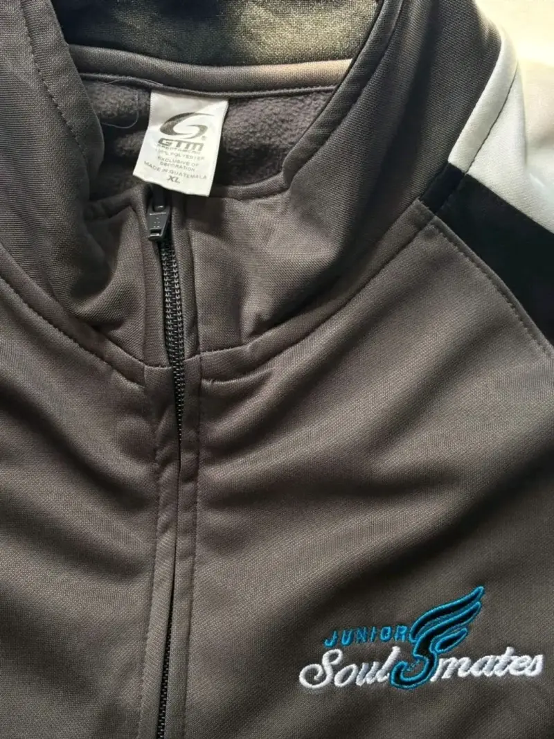 Chaqueta deportiva gris y negra Soul Mates - 3