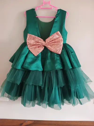 Vestido de fiesta verde para niña con lazo - miniatura 2
