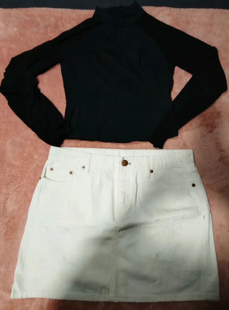 Conjunto de blusa negra y falda blanca - 1
