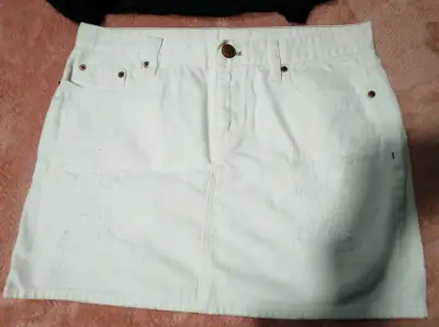Conjunto de blusa negra y falda blanca - miniatura 2