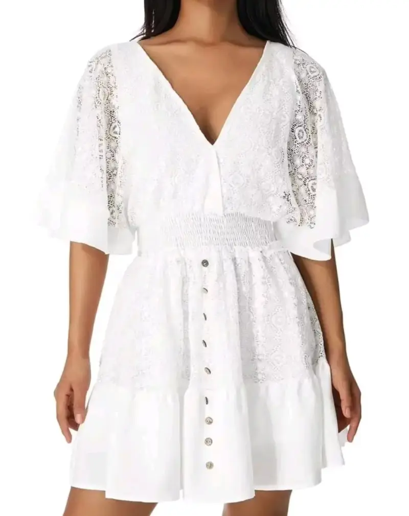 Vestido blanco de encaje con botones decorativos - 1