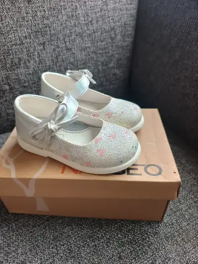 Zapatos de niña plateados con brillos y lazos - miniatura 1