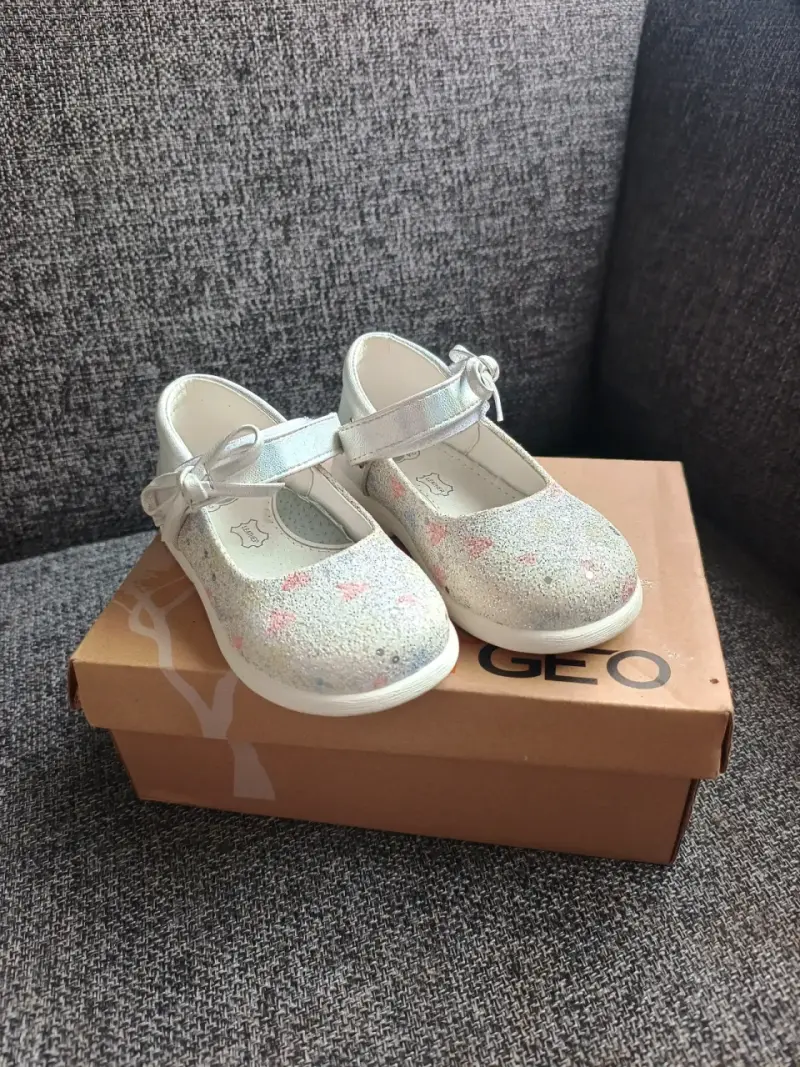 Zapatos de niña plateados con brillos y lazos - 2