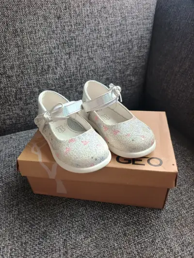 Zapatos de niña plateados con brillos y lazos - miniatura 2