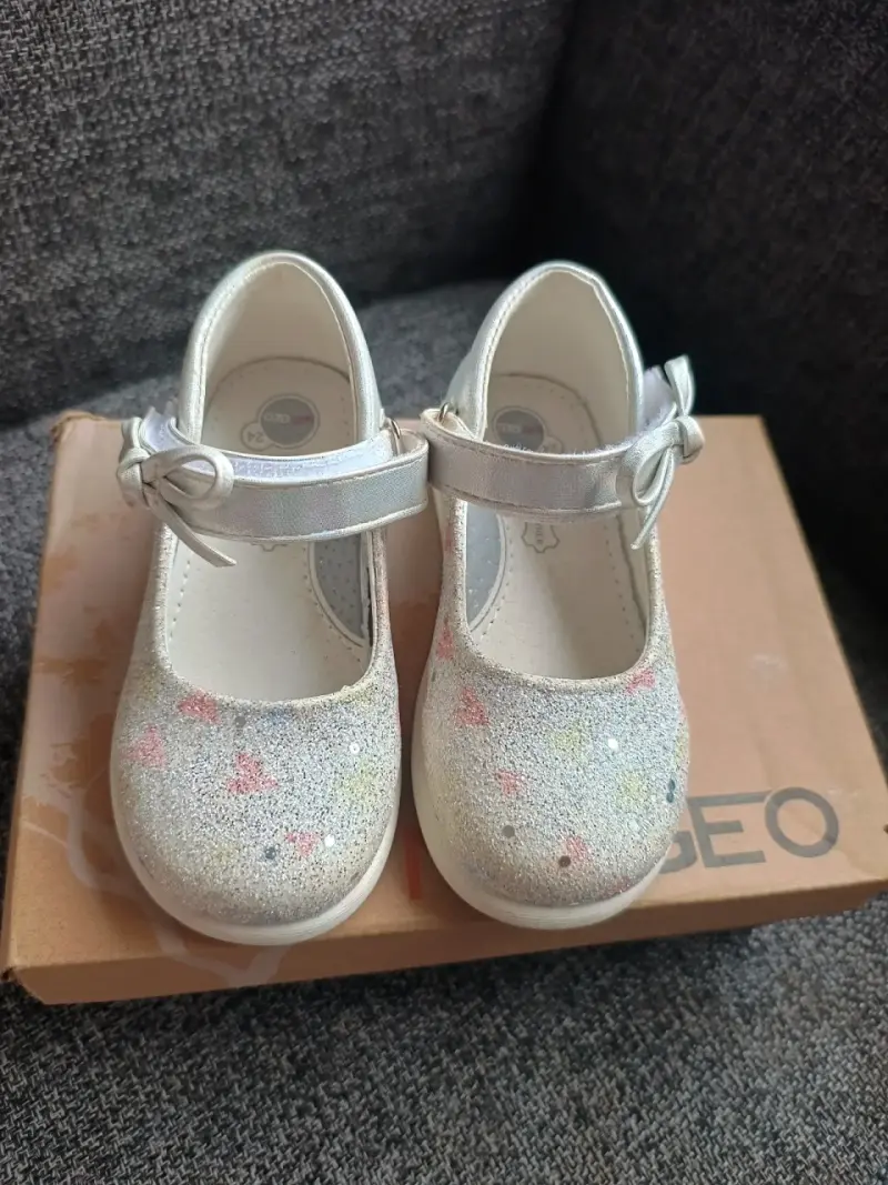 Zapatos de niña plateados con brillos y lazos - 3