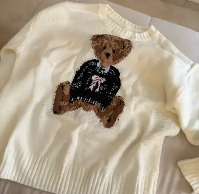 Suéter casual de mujer con gráfico de oso - miniatura 1