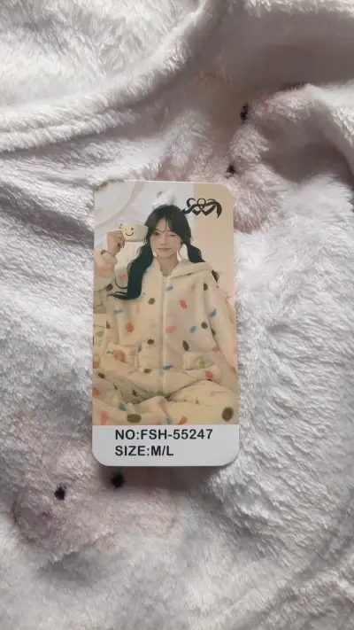 Pijama de mujer con diseño de puntos - miniatura 1