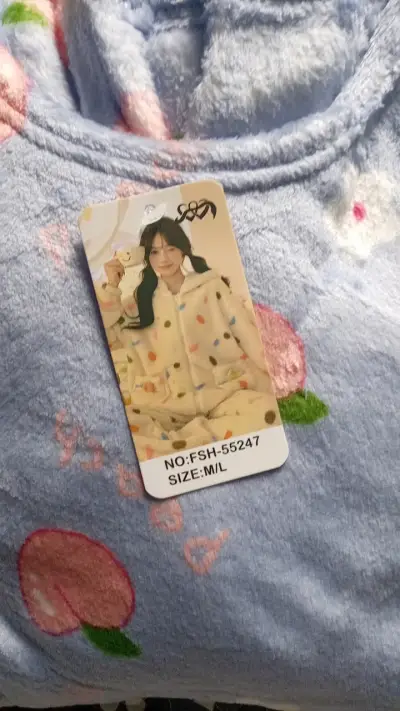Pijama de polar con diseño de duraznos - miniatura 1