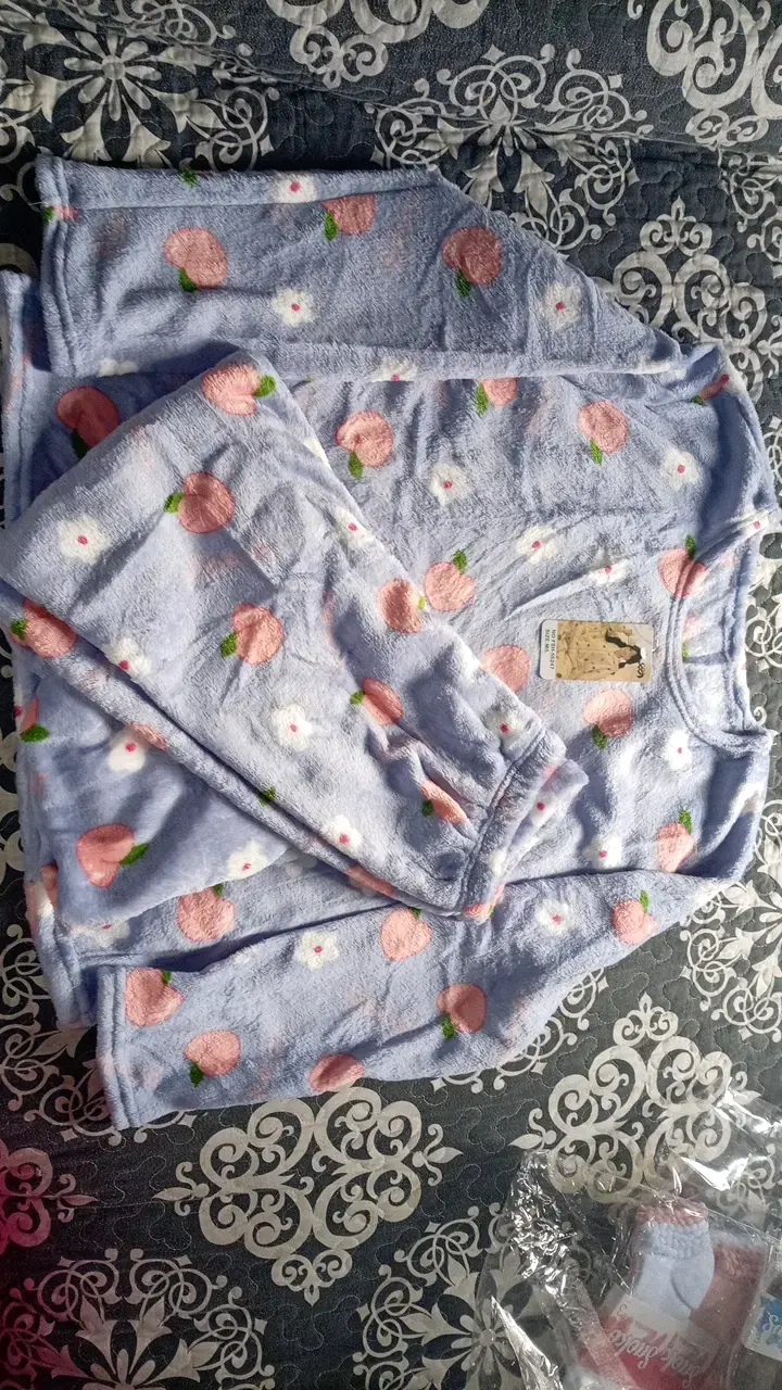 Pijama de polar con diseño de duraznos - 2