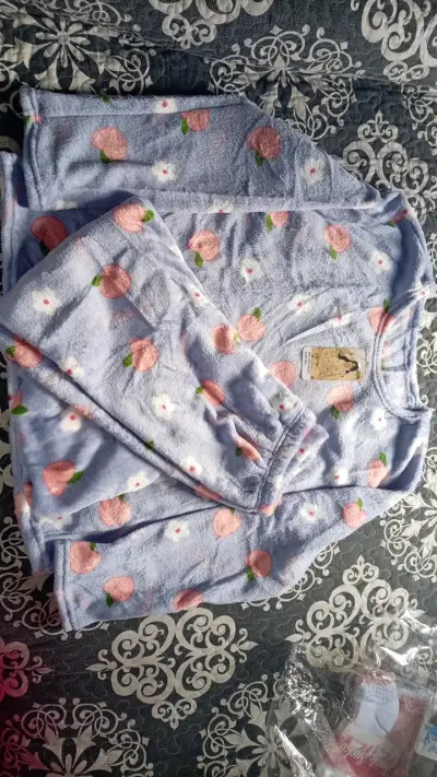 Pijama de polar con diseño de duraznos - miniatura 2