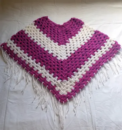 Poncho tejido a crochet bicolor con flecos - miniatura 1