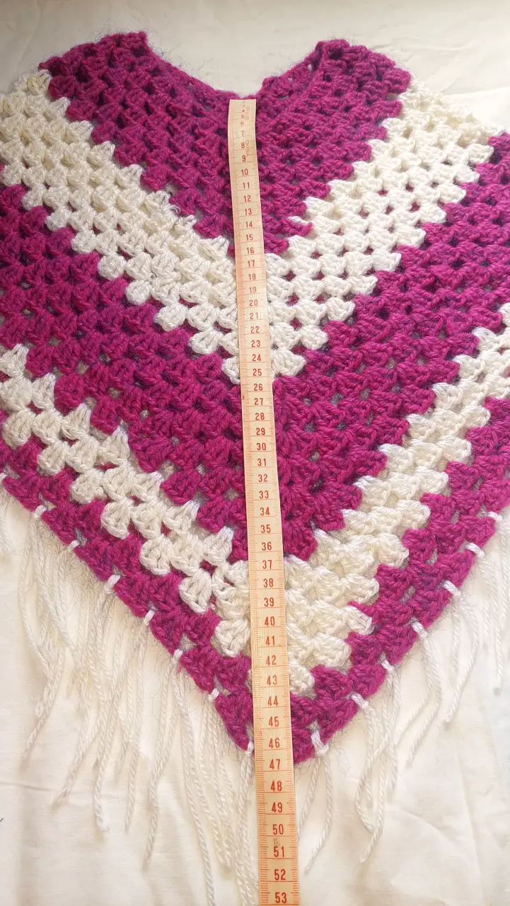 Poncho tejido a crochet bicolor con flecos - 2