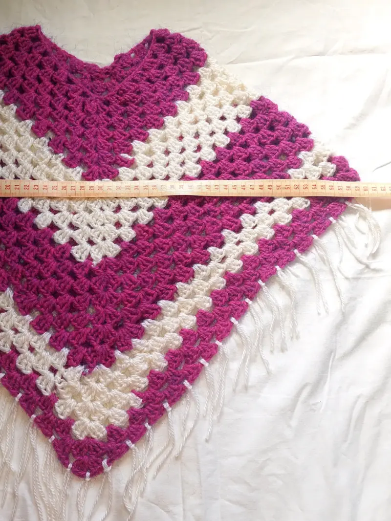 Poncho tejido a crochet bicolor con flecos - 3
