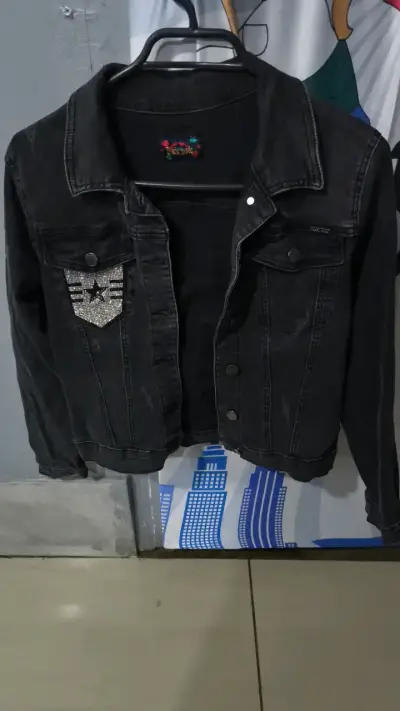 Chaqueta de mezclilla negra con diseño de estrella - miniatura 1