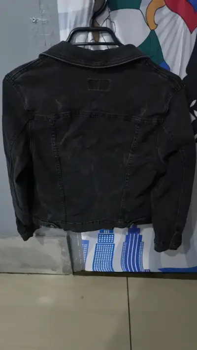 Chaqueta de mezclilla negra con diseño de estrella - miniatura 2
