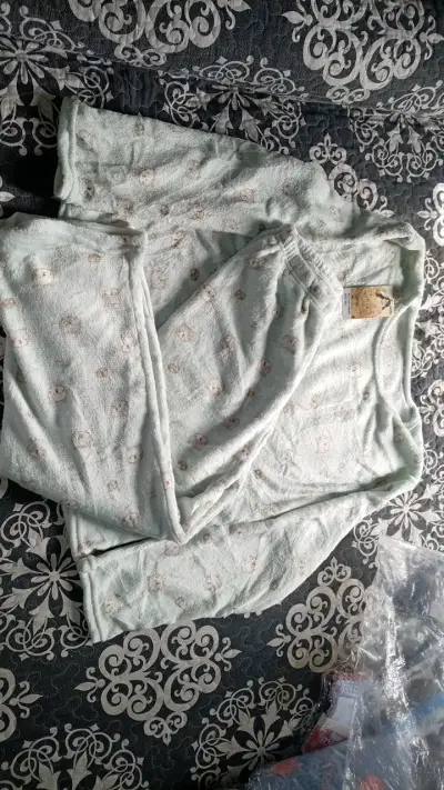 Pijama de polar con diseño de lunares - miniatura 2