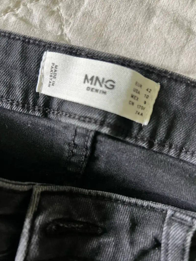 Jeans negros de mezclilla MNG para mujer - 2