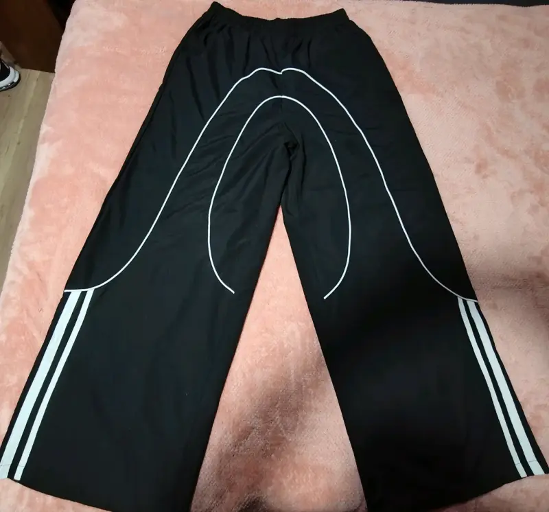 Pantalones deportivos negros con líneas blancas - 1