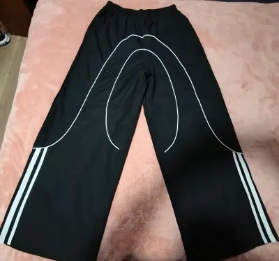Pantalones deportivos negros con líneas blancas - miniatura 1